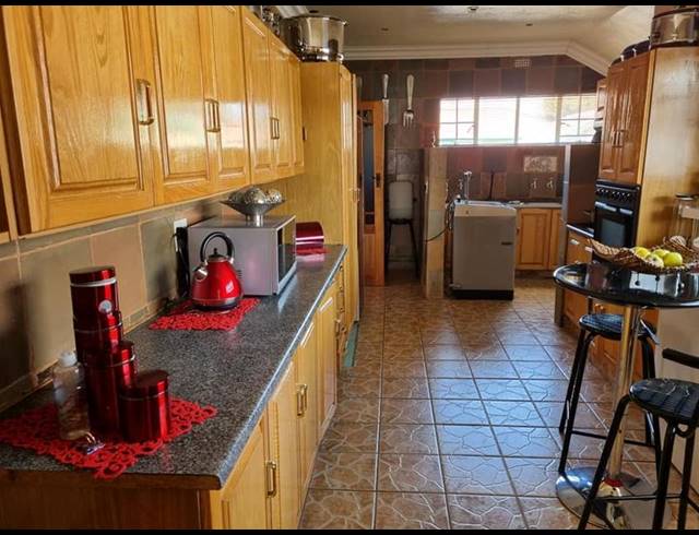 4 BEDROOM HOUSE FOR SALE IN KOSMOSPARK